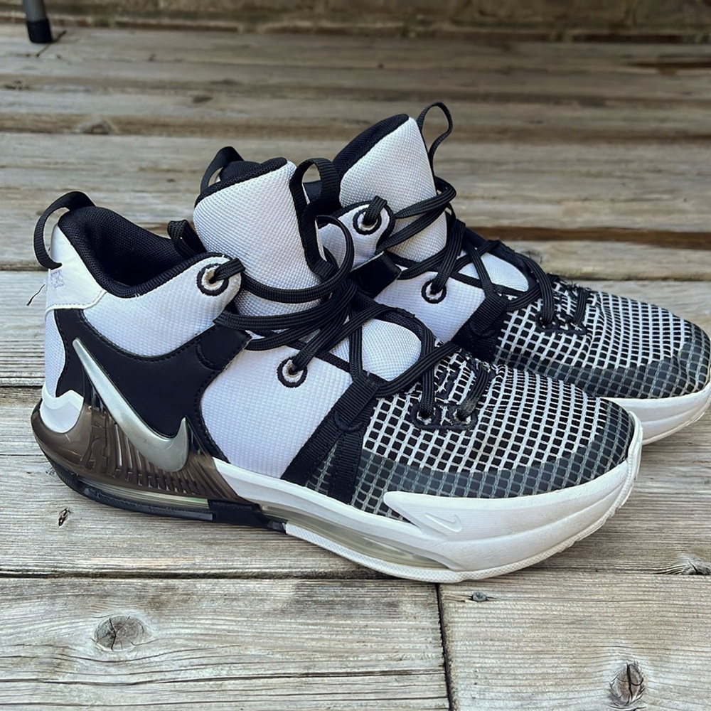 Lebron Witness 7 - size 6.5